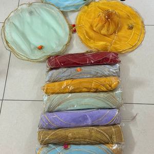 Exquisitas Cubiertas Decorativas para Thali de Tela de Red Multicolor con Borde Dorado Gota Patti y Detalles de Pompones - Product Image 1