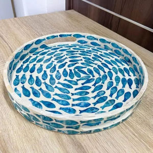 Plateau rond bleu marine avec incrustations en os, motif floral blanc classique, pour un design oriental haut de gamme, pour utilisation sur table > Plateau de rangement - Product Image 1