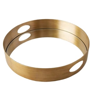Plateau rond contemporain en or avec poignées coupées sur le côté idéal pour le cadeau de table de Ramadan ou la décoration de service à la maison - Product Image 1
