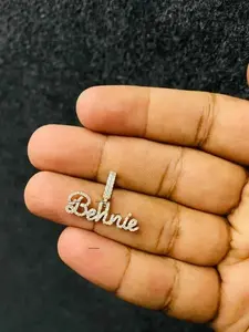 Pendentif personnalisé avec nom en moissanite véritable de 2,00 carats, coupe ronde, plaqué or 14 carats, cadeau décontracté/sportif pour femme - Product Image 2