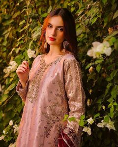 Conjunto de Salwar Kameez de Seda Rosa Dorado de Lujo, Kurta Recta con Bordado Zari Tradicional, Pantalón Palazzo Color Granate, Ropa India y Pakistaní para Mujer - Product Image 2