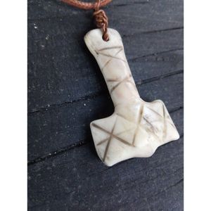 Collar Étnico Bohemio Tribal Hecho a Mano con Hueso Tallado y Cristal, Accesorio de Moda, Regalo - Product Image 1