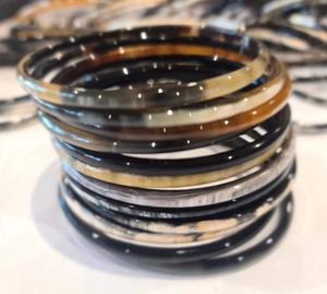 Conjunto de Brazaletes de Cuerno de Búfalo Natural Pulido y Ecológico, Hechos a Mano, de Tono Mixto y Apilables - Product Image 1