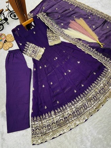 ชุดเดรส Anarkali สีม่วงพร้อมผ้าคลุมไหล่สำหรับเด็กผู้หญิง เหมาะสำหรับงานแต่งงานแบบดั้งเดิมและงานเลี้ยง จาก Samp Corporation - Product Image 3