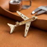 Broche de Diseño de Avión para Hombre, Hecho a Mano, Tono Dorado, Detalles de Cristal, Alta Calidad, Opción de Logotipo Personalizado, Reutilizable, Duradero, Fácil de Usar