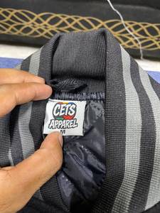 เสื้อแจ็คเก็ตวาร์ซิตี้หนังวินเทจสไตล์คัสตอมสำหรับผู้ชาย  แบบยาวปกติ ติดกระดุมด้านหน้า  ปักลาย  สำหรับฤดูหนาว - Product Image 5