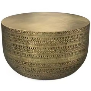 Mesa de centro redonda de metal con patrón grabado y chapado en latón antiguo, ideal para la zona de estar de una villa. - Product Image 1