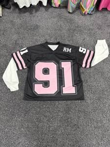 Camiseta de Fútbol Americano Personalizada para Hombre, Negra y Rosa, Cuello en V, Manga Larga, Malla Transpirable, Ropa Deportiva para Adultos, 100% Poliéster, Corte Holgado - Product Image 1