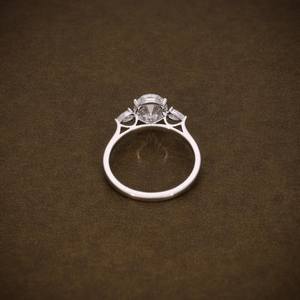 Bague de fiançailles en diamant de laboratoire ovale à trois pierres, avec diamants en forme de poire sur les côtés, certifiée IGI, bijoux fins - Product Image 3