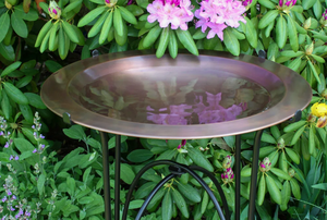 Bassin peu profond à rebord large en cuivre antique pour oiseaux, avec support décoratif en métal noir pour jardin et cour - Product Image 4