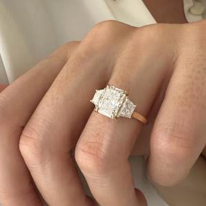 Bague en diamant de laboratoire radiant 3 TCW, Bague trois pierres radiant et trapézoïdal, Trois pierres en taille trilliant, Certifiée IGI - Product Image 6