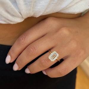 Anillo de Compromiso con Diamante Cultivado en Laboratorio, Corte Esmeralda, 5 Quilates |   Anillo de Boda Solitario de Lujo en Oro de 18K con Certificado IGI |   para un estilo elegante - Product Image 1