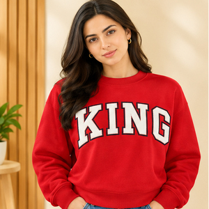 Sweat-shirt rouge à col rond pour femme, motif lettre « King », pull en maille à col montant personnalisé pour femme, vêtements de sororité, tenue universitaire « Greek Life Chapter » - Product Image 1
