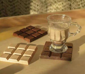 Juego de posavasos de madera premium hechos a mano con un aspecto clásico, ideales para crear espacios de comedor estéticos y interiores acogedores. - Product Image 2