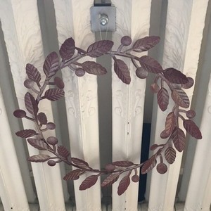 Couronne de feuilles en métal bronze rustique avec des détails de feuillage et des accents de baies, parfaite pour une décoration d'automne ou murale charmante - Product Image 3