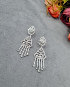 Elegantes Pendientes Largos Triangulares Plateados con Cristal Lineal y Piedra Verde, Joyería de Moda para Fiestas - Product Image 5