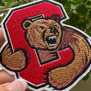 Patch brodé ours thermocollant avec lettre C rouge pour décorations textiles - Product Image 1