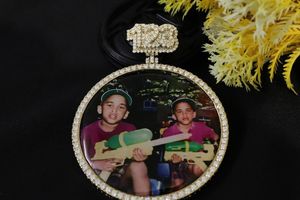 จี้เหรียญฮิปฮอปหรูหราประดับโมอิสซาไนต์ ชุบทอง 22K ทรงกลมเจียระไนแบบบริลเลียนท์ ของขวัญเครื่องประดับสำหรับผู้ชายและผู้หญิง - Product Image 3