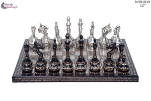Nirmala Handicrafts - Jeu d'échecs artisanal en laiton, pièces noires et argentées, plateau orné de 12 pouces, design classique - Product Image 1