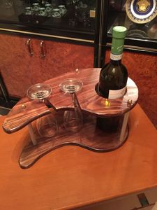 Présentoir à vin de luxe moderne en bois en forme de bateau, support pour 5 verres et carafe, présentoir de bouteilles sur comptoir, capacité 750 ml, idéal pour les fêtes - Product Image 1