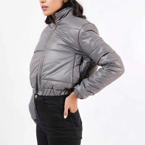 Veste matelassée grise pour femme, manches longues, col montant, fermeture éclair, longueur courte, en tissu tissé avec rembourrage en polyester pour l'hiver - Product Image 3