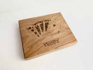Caja de almacenamiento de cartas de madera hecha a mano con cartas de juego y dados grabados, diseño rectangular de madera maciza para uso en mesa. - Product Image 3