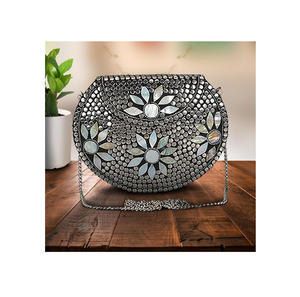 กระเป๋าคลัทช์โลหะมีสายสะพายและกระเป๋าถือพร้อมกรอบลูกปัดสำหรับงานแต่งงานจากอินเดีย - Product Image 1