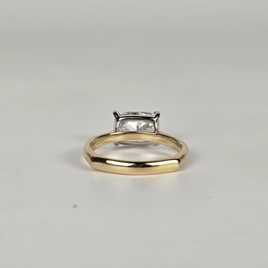 Bague de fiançailles et d'anniversaire de luxe pour femme en or jaune 14 carats plaqué rhodium avec diamant de laboratoire E VVS2 taille coussin de 2,5 carats - Product Image 5