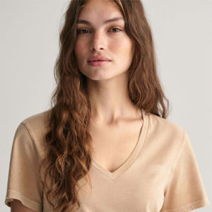 เสื้อยืดคอวีทรงเข้ารูปลำลองสำหรับผู้หญิง เนื้อผ้านุ่ม ระบายอากาศดี เหมาะสำหรับฤดูร้อน เป็นมิตรต่อสิ่งแวดล้อม ตกแต่งด้วยโลโก้ ผลิตจากผ้าฝ้าย 100% น้ำหนักเบา แห้งเร็ว - Product Image 4