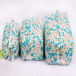 Bolsas de Cosméticos de Lujo Portátiles e Impermeables con Borlas Grandes de Algodón, Diseño Floral Personalizado, Estética Coqueta para Viajes de Mujeres - Product Image 2