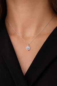 Collier pendentif classique pour femme en zircon cubique hexagonal, plaqué rhodium, en acier inoxydable, taille brillant rond, pour usage quotidien - Product Image 5