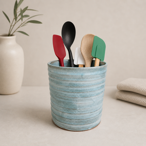 Porta utensilios de cerámica rústico, hecho a mano con acabado texturizado, esmaltado con efecto oceánico, horneado en horno, duradero y resistente al calor, para cocina. - Product Image 1