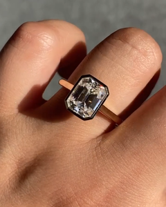 Bague de fiançailles en diamant de laboratoire taille émeraude 3 carats, sertie clos en or jaune, certifiée IGI - Product Image 1