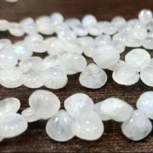 Cuentas de Piedra Lunar Arcoíris Blanca Natural de 6-12 mm en Forma de Corazón de 8 Pulgadas de Largo - Product Image 1