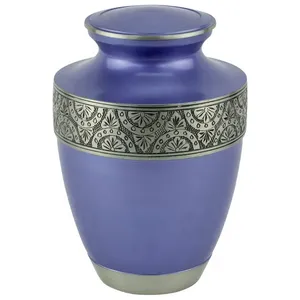 Urna de latón grabada con superficie pulida para conmemorar a seres queridos por Axiom Home Accents, bellamente diseñada - Product Image 5