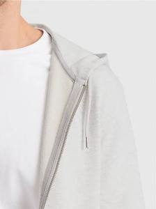 เสื้อฮู้ดดี้ผู้ชายแบบสวมหัว ผลิตจากโพลีเอสเตอร์ 100% เป็นมิตรต่อสิ่งแวดล้อม ทรงหลวม คอทรงโอ ผ้าทอ ระบายอากาศได้ดี สัมผัสนุ่ม น้ำหนัก 180 กรัม - Product Image 2
