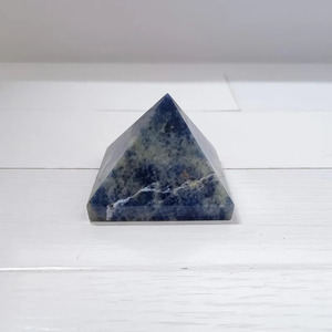 Vente en gros de pierres naturelles faites à la main en agate pyramidale Muntaha de 30-35 mm, cristaux de Reiki en sodalite de qualité supérieure, Khambhat - Product Image 2
