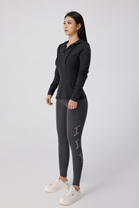 Ensemble de vêtements de sport respirant en spandex et polyester sans couture : veste de yoga à capuche noire avec fermeture éclair intégrale et leggings taille haute avec trous pour les pouces - Product Image 2