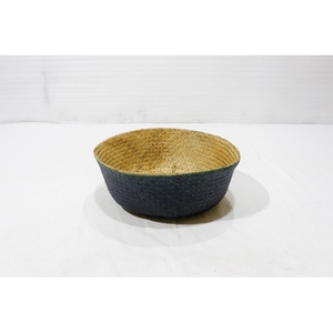 Panier de rangement pliable en feuilles de palmier tressées pour plantes, avec fond bleu marine foncé et poignées - Product Image 4