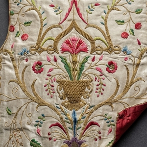 Casulla Litúrgica Elegante Personalizada con Bordado a Mano en Oro, Dálmatica Ornamentada con Flores para Clérigos - Product Image 6