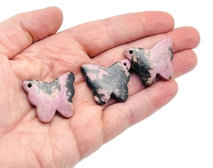 Pendentif Papillon en Rhodonite Naturelle Polie, Pierre Précieuse Rose, Breloque Papillon en Cristal pour la Fabrication de Bijoux en Gros - Product Image 3