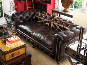 Sofá de Cuero de Tres Plazas de Alta Demanda, Tapicería Color Fudge Oscuro con Motivo de la Bandera Union Jack, Diseño Artístico Hecho a Mano - Product Image 3