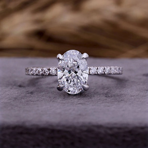 Anillo de compromiso de diamante cultivado en laboratorio de corte ovalado, anillo de bodas de oro blanco de 18 quilates para mujer, conjunto de puntas de garra y pavé, anillo de regalo de aniversario - Product Image 1