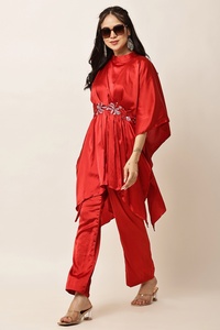 Ensemble élégant en satin rouge style kaftan empire avec broderie asymétrique, col montant, manches courtes et perles. - Product Image 3