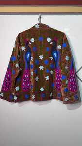 Chaqueta Suzani de Terciopelo Bordada a Mano con Diseño de Aves Indias, Estilo Boho, Chaqueta Suzani de Terciopelo con Diseño de Pavo Real Bordado - Product Image 6
