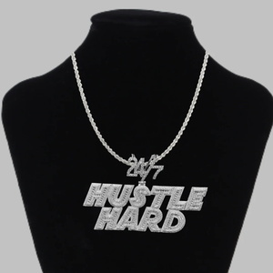 Colgante de Moissanita Hustle Hard 24/7, Plata 925 con Baño de Rodio, Estilo Hiphop, para Uso Diario Masculino - Product Image 1