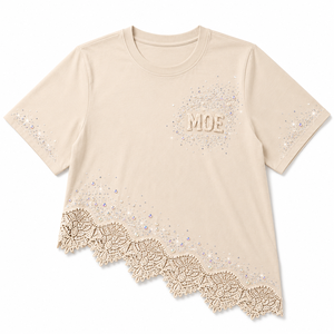 Blusa beige extragrande con dobladillo de encaje ornamentado, camisa de mujer con hombros caídos, manga corta, top casual personalizado con pedrería brillante - Product Image 3