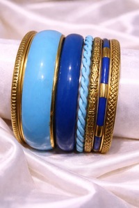 Bracelets modernes en résine, métal et bois avec perles d'eau douce, bijoux de mode luxueux faits à la main pour femmes - Product Image 3