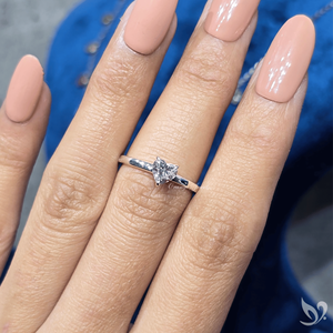 Anillo de Compromiso con Diamante de Laboratorio de 0.5ct en Forma de Corazón, Halo Oculto, Solitario, Certificado IGI en Oro Blanco de 10K - Product Image 5