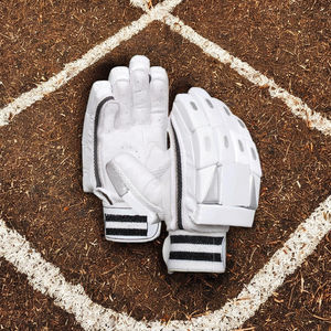 Gants de frappeur blancs durables en cuir flexible pour une performance durable - Product Image 1